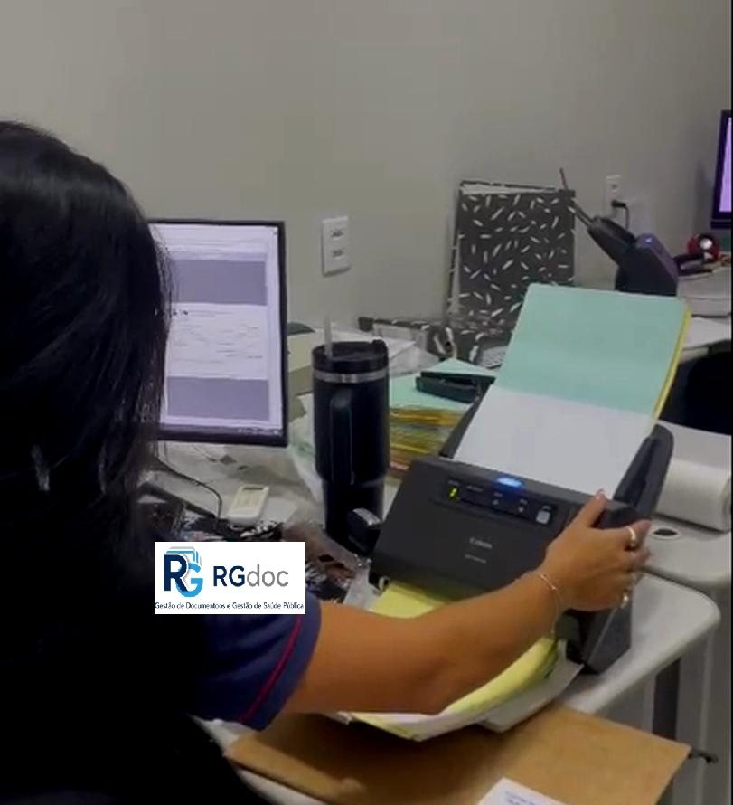 Colaboradora operando scanner de produção na RGdoc